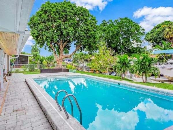 Canalfront Gorgeous Vacation Home with Private Pool