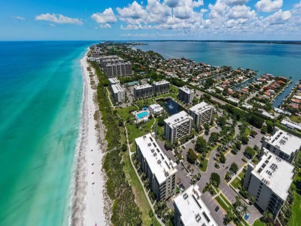 Beachfront 2 Bedroom Condo in Longboat Key
