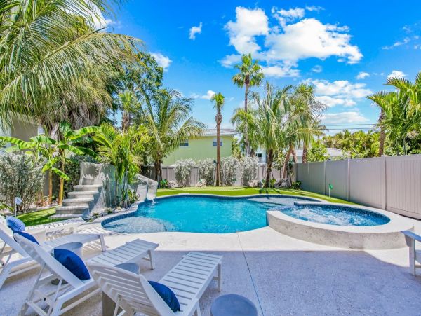 Luxurious Vacation Pool Home in Siesta Key Close to Beach