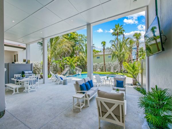 Luxurious Vacation Pool Home in Siesta Key Close to Beach