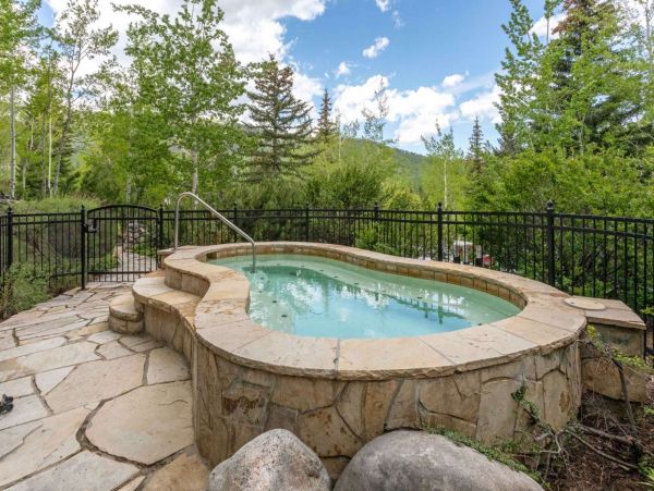 Saddleridge communal hot tub is the perfect place to take in the fantastic views of Beaver Creek.