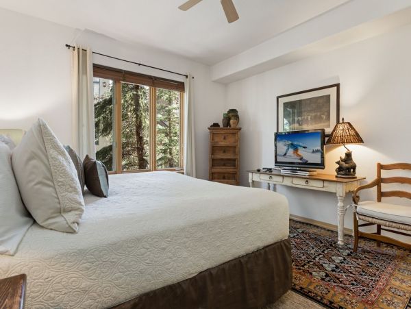 Luxury Arrowhead Village Condo - Ski-In/Ski-Out Retreat