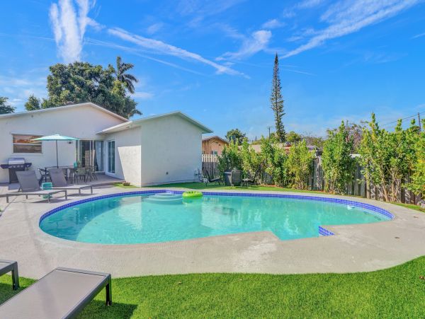 Lovely 4 Bedroom Vacation Pool Home in Hollywood
