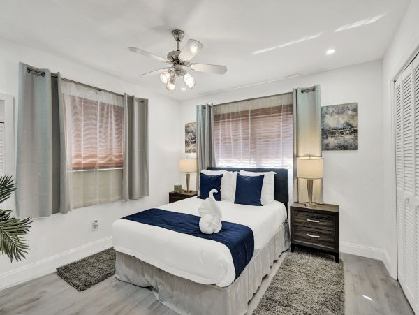 Lovely 4 Bedroom Vacation Pool Home in Hollywood
