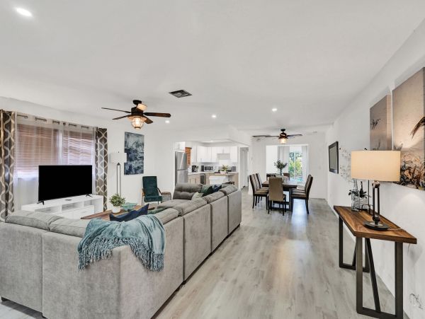 Lovely 4 Bedroom Vacation Pool Home in Hollywood