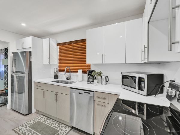 Lovely 4 Bedroom Vacation Pool Home in Hollywood