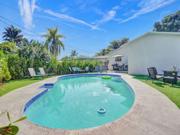 Lovely 4 Bedroom Vacation Pool Home in Hollywood