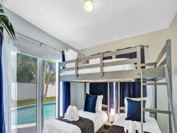 Hollywood Five Bedroom Posh Vacation Home with Private Pool
