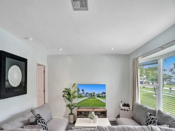 Hollywood Five Bedroom Posh Vacation Home with Private Pool