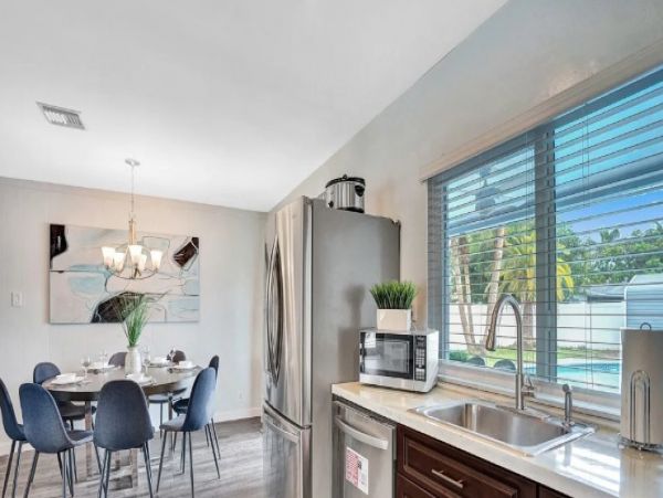 Hollywood Five Bedroom Posh Vacation Home with Private Pool