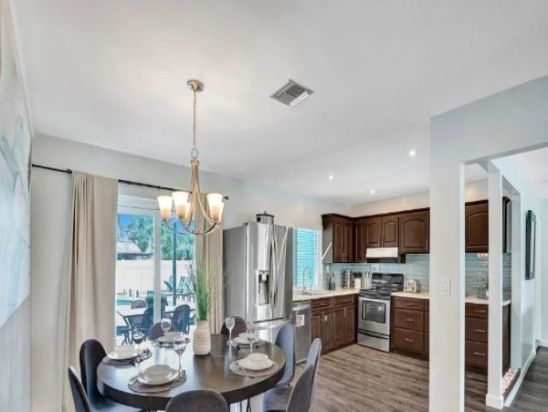 Hollywood Five Bedroom Posh Vacation Home with Private Pool