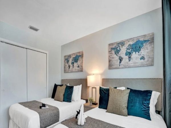Hollywood Five Bedroom Posh Vacation Home with Private Pool