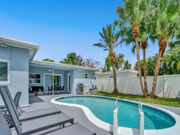 Hollywood Five Bedroom Posh Vacation Home with Private Pool