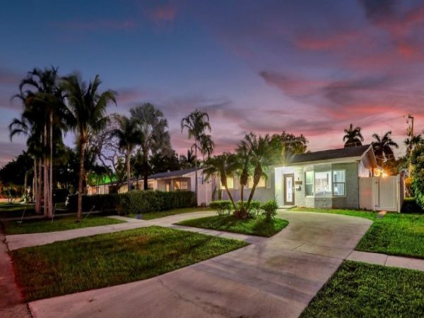 Hollywood Five Bedroom Posh Vacation Home with Private Pool