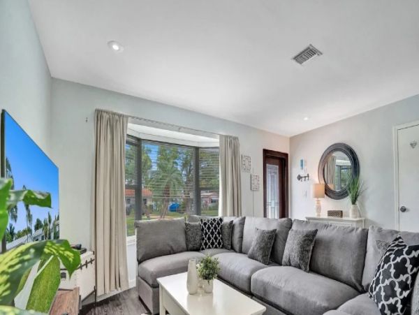 Hollywood Five Bedroom Posh Vacation Home with Private Pool