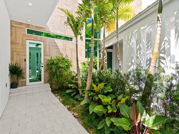 Elegant Riverfront Vacation Pool Home in Fort Lauderdale
