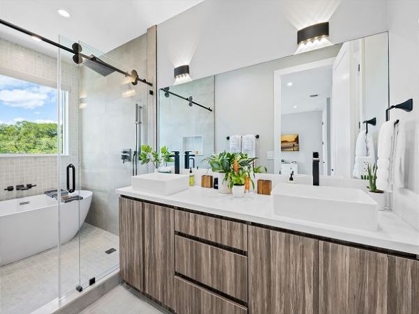 Elegant Riverfront Vacation Pool Home in Fort Lauderdale