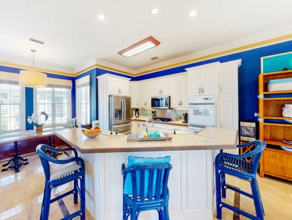 Five Bedroom Charming Vacation Home in Destin with Lake Views