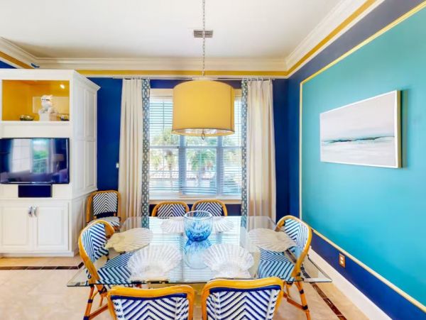 Five Bedroom Charming Vacation Home in Destin with Lake Views