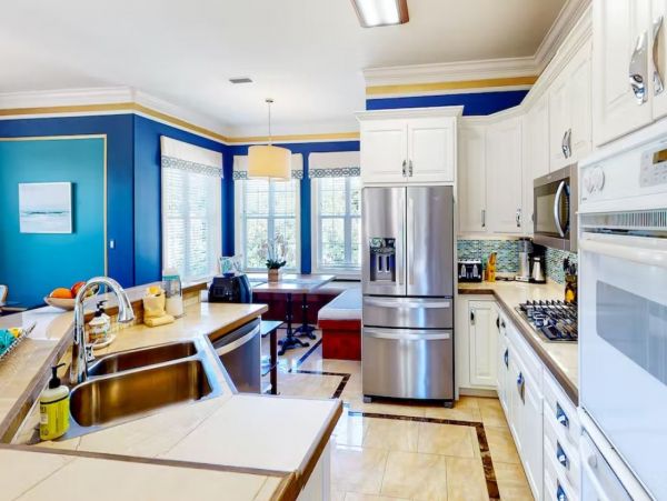 Five Bedroom Charming Vacation Home in Destin with Lake Views
