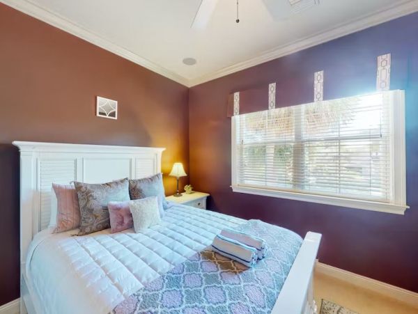 Five Bedroom Charming Vacation Home in Destin with Lake Views