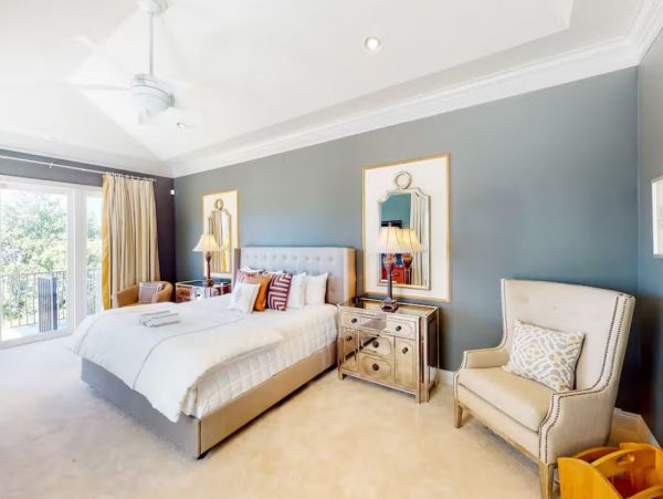 Five Bedroom Charming Vacation Home in Destin with Lake Views