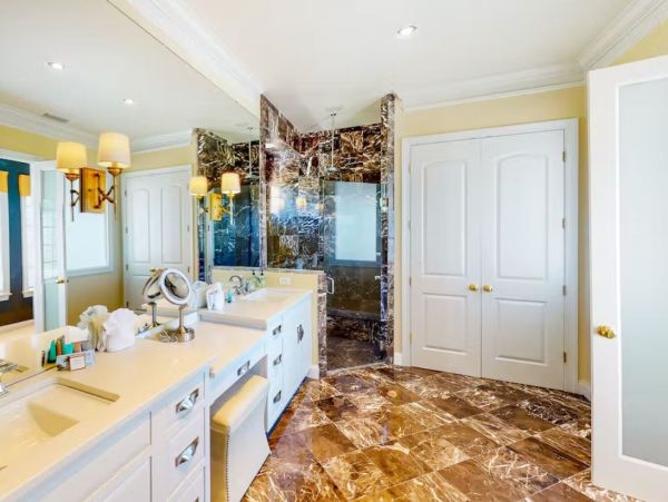 Five Bedroom Charming Vacation Home in Destin with Lake Views