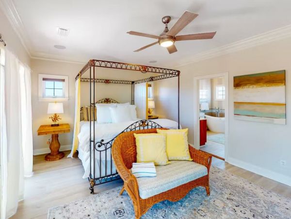 Five Bedroom Charming Vacation Home in Destin with Lake Views