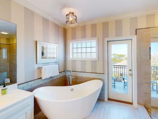 Five Bedroom Charming Vacation Home in Destin with Lake Views