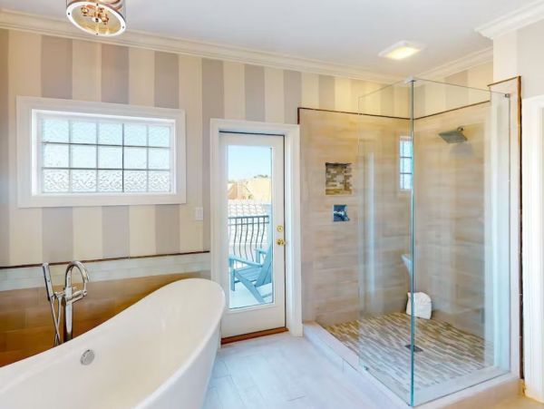 Five Bedroom Charming Vacation Home in Destin with Lake Views