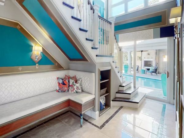 Five Bedroom Charming Vacation Home in Destin with Lake Views