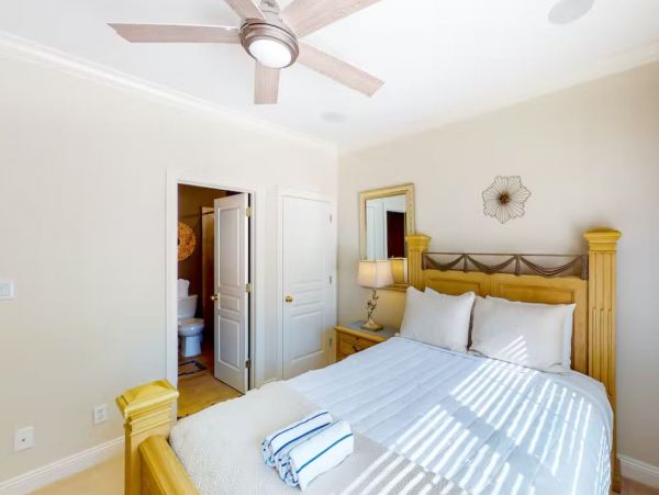 Five Bedroom Charming Vacation Home in Destin with Lake Views