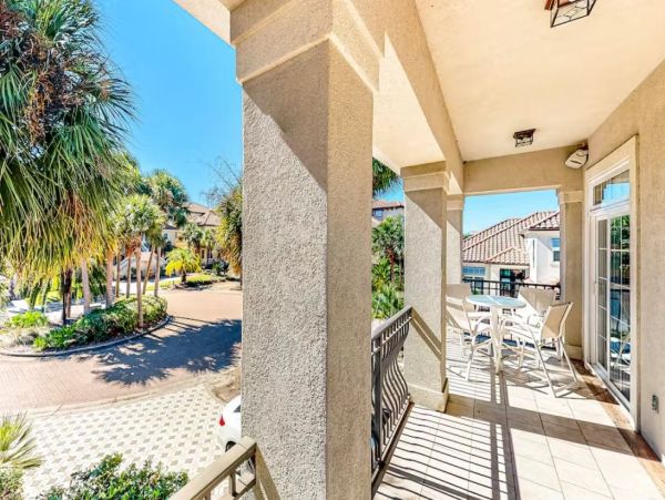 Five Bedroom Charming Vacation Home in Destin with Lake Views