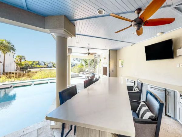 Five Bedroom Charming Vacation Home in Destin with Lake Views