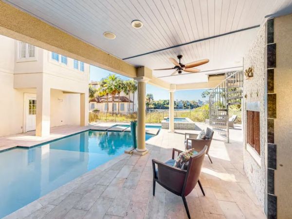 Five Bedroom Charming Vacation Home in Destin with Lake Views