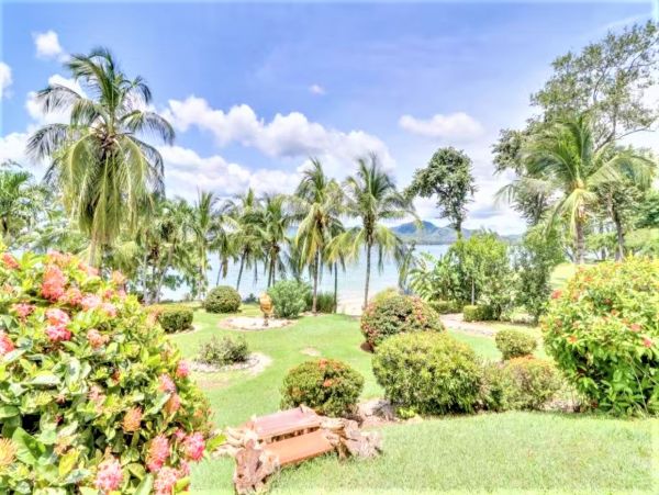 Two Bedroom Oceanfront Vacation Condo in Flamingo Beach