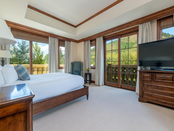 Luxury Three Bedroom Residence in Vail with Opulent Amenities
