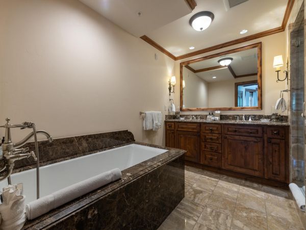 Luxury Three Bedroom Residence in Vail with Opulent Amenities