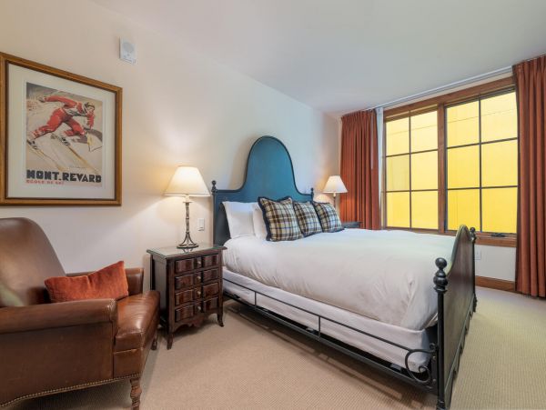 Luxury Three Bedroom Residence in Vail with Opulent Amenities