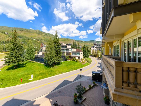 Luxury Three Bedroom Residence in Vail with Opulent Amenities