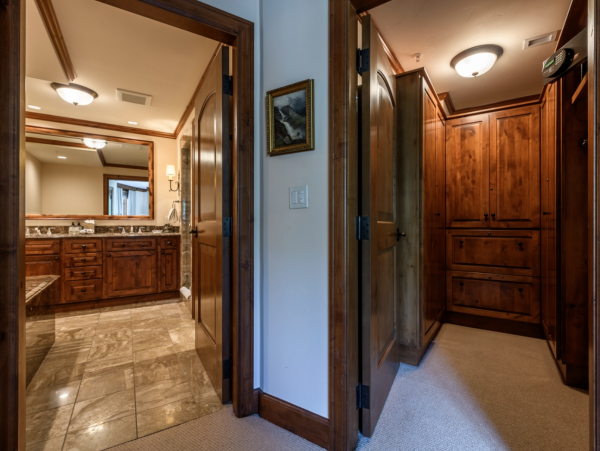 Luxury Three Bedroom Residence in Vail with Opulent Amenities