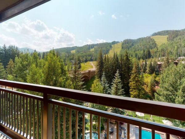 Ski in - Ski out Charming Vacation Condo in Vail Sleeps 7