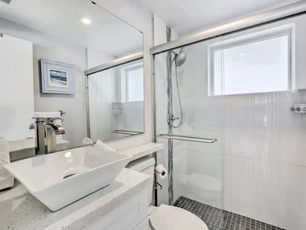Pool House with 3 Bedrooms and Private Dock