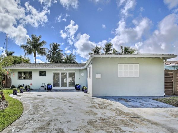 Pool House with 3 Bedrooms and Private Dock