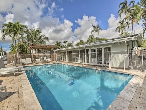 Pool House with 3 Bedrooms and Private Dock
