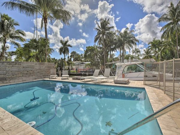 Pool House with 3 Bedrooms and Private Dock