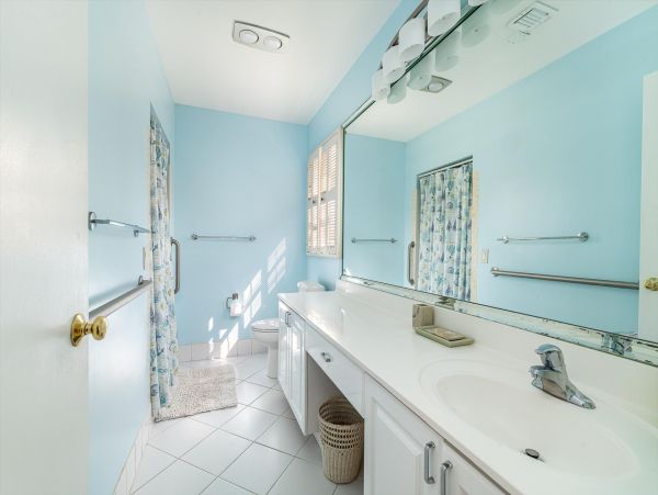 Lovely 3 Bedroom Home Steps to the Private Beach