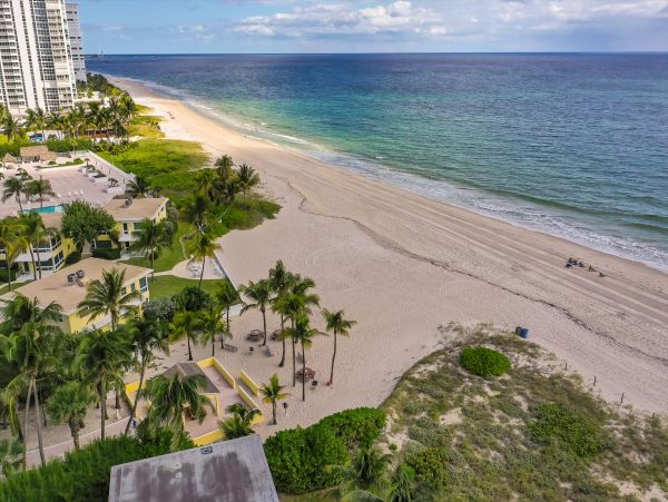 Lovely 3 Bedroom Home Steps to the Private Beach