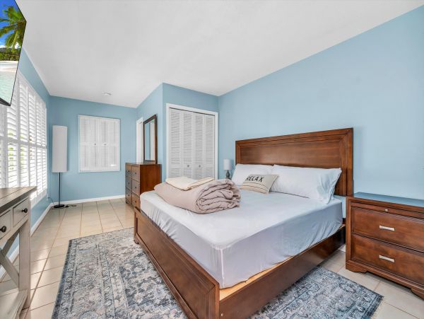 Lovely 3 Bedroom Home Steps to the Private Beach