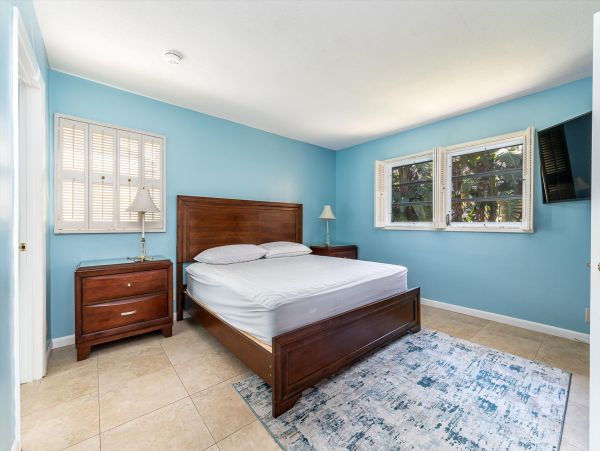 Lovely 3 Bedroom Home Steps to the Private Beach
